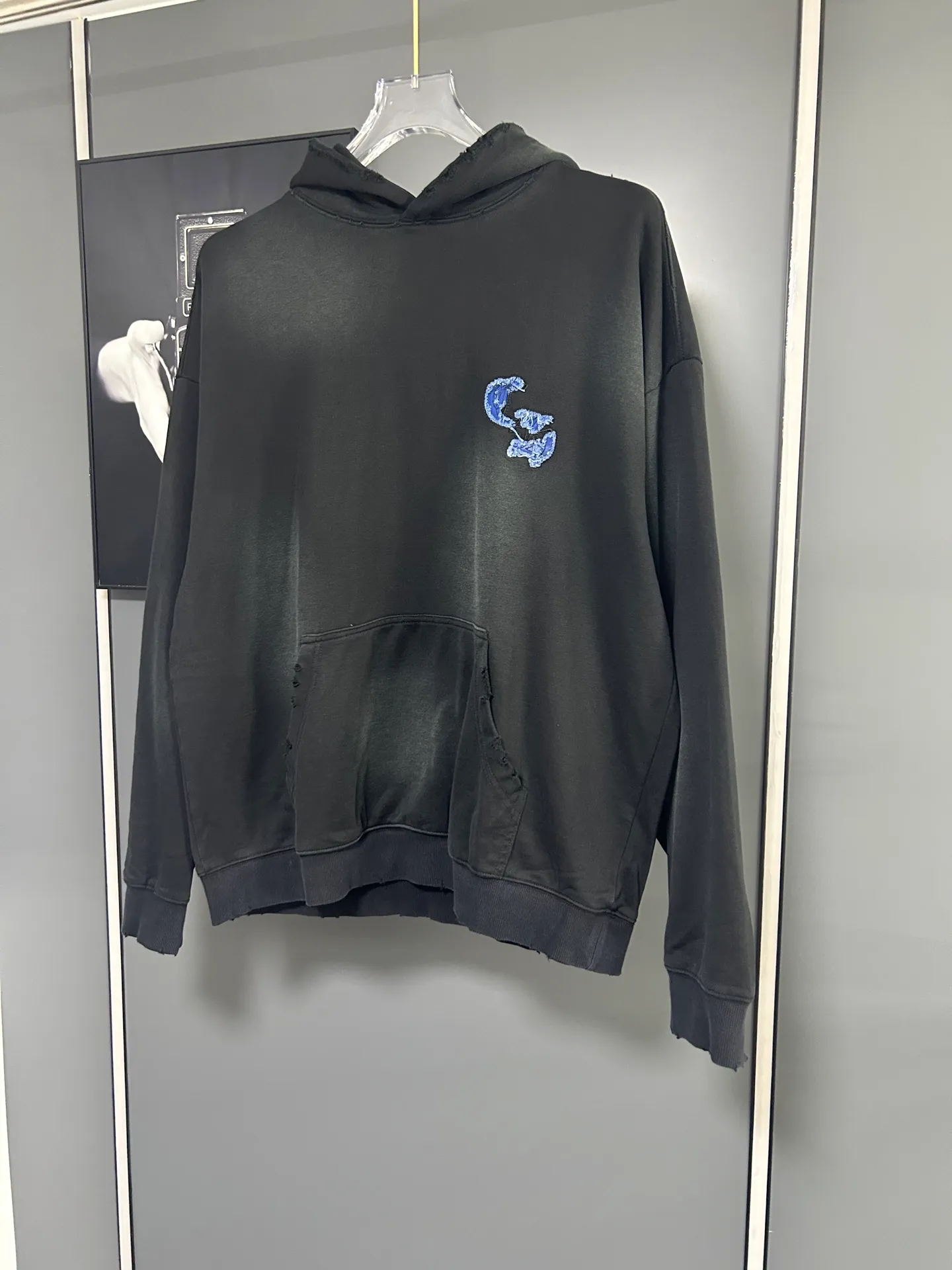 P310 𝗖𝗵𝗿𝗼𝗺𝗲 𝗛𝗲𝗮𝗿𝘁𝘀/Cro Heart 2025 Cross Patch Embroidery Summer New Original Single Counter American Acid Washed Distressed Laser Burnt Patch Embroidery Couple Casual Hooded Sweatshirt 👑The highest version! Customized fabric 440g tripe terry fabric! American acid-washed and distressed original fabric laser burnt ✟appliqué embroidery and exquisite embroidery of letters! The best-selling model at the counter. It is very comfortable to wear. It is low-key yet luxurious. It is very classy when worn. The large size and tailoring are needless to say. The upper body is exquisite and vivid. 👍High-end first-class materials. A truly palace-level product. The cotton from Turkey is of outstanding quality. After heavy washing, the clothes are very soft! Not picky, the upper body is absolutely stylish and extremely luxurious. Auxiliary materials: The original model has been authenticated and labeled ➕100% silk washed with water label. Genuine purchase-grade original hangtag➕matching hanging rope➕3D hanging beads➕original packaging bag. Craftsmanship: The original version has consistent wiring! The highest version of the armhole matching technique! Countless times of pattern making to 100% restore the original appearance! The correct version is the same for men and women, super eye-catching, super good-looking, and super atmospheric! Color: White Black Royal Blue Size, XS S M L